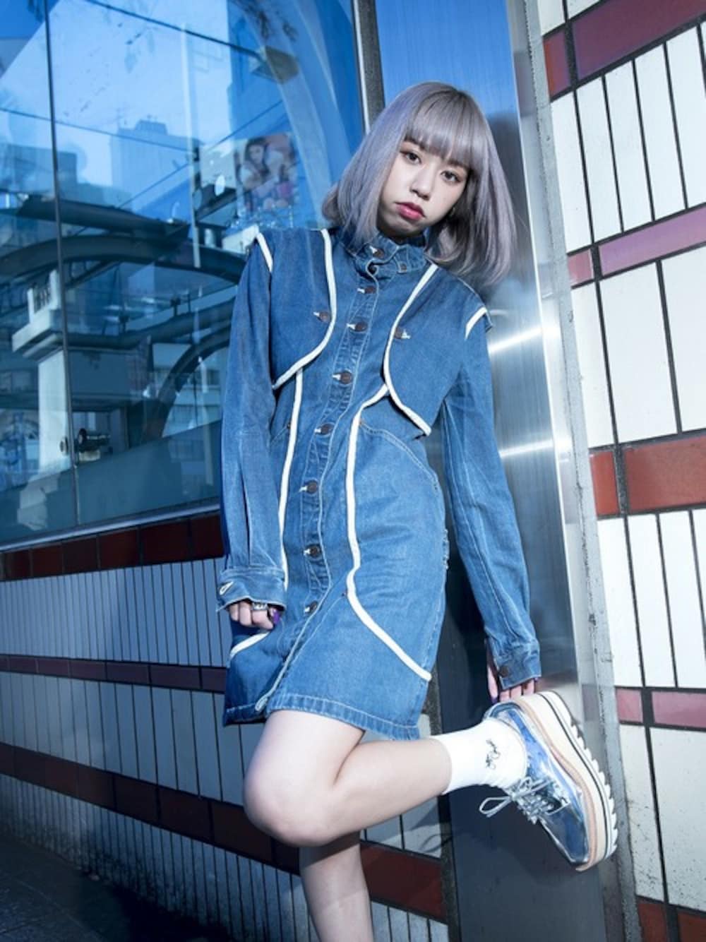 「レースアップシューズ、厚底シューズ、ジェフリーキャンベル(Jeffrey Campbell)、JEFFREY CAMPBELL」｜「Jeffrey Campbellのシャークソール厚底スニーカー（スニーカー、シルバー系）」を使った、Jeffrey Campbell OFFICIALさん（レディース・157cm）の春コーディネートの1枚目の写真