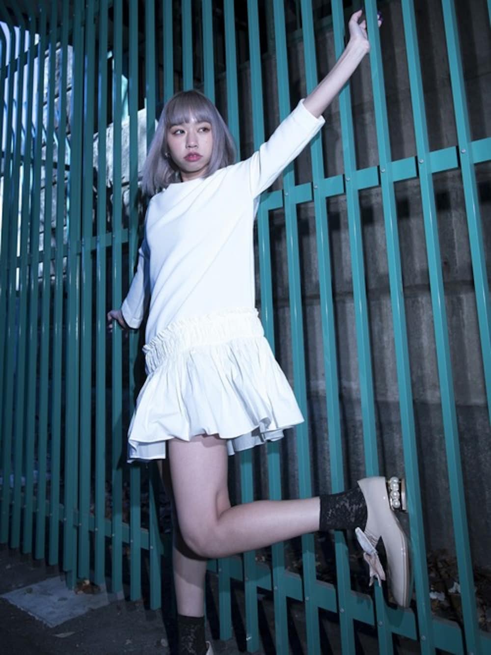 「ベルベット、リボン、パール、ジェフリーキャンベル(Jeffrey Campbell)、JEFFREY CAMPBELL、パールヒール」｜「Jeffrey Campbellのデザインヒールベルベットリボンシューズ（パンプス、ベージュ系）」を使った、Jeffrey Campbell OFFICIALさん（レディース・157cm）の春コーディネートの1枚目の写真