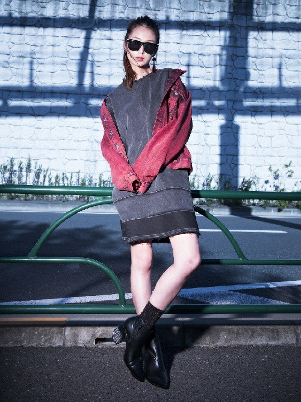 「ショートブーツ、ジェフリーキャンベル(Jeffrey Campbell)、JEFFREY CAMPBELL、スパイク、ブラックブーツ、スパイクヒール」｜「Jeffrey Campbellのポインテッドスタッズヒールブーツ（ブーツ、ブラック系）」を使った、Jeffrey Campbell OFFICIALさん（レディース・161cm）の秋コーディネートの1枚目の写真
