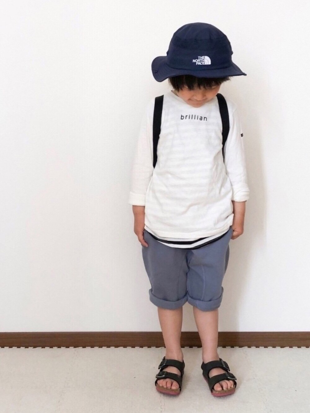 ホワイト系のTシャツ/カットソー、ブルー系のその他パンツ、ブラック系のタンクトップを着用したキッズの春コーディネートの1枚目の写真