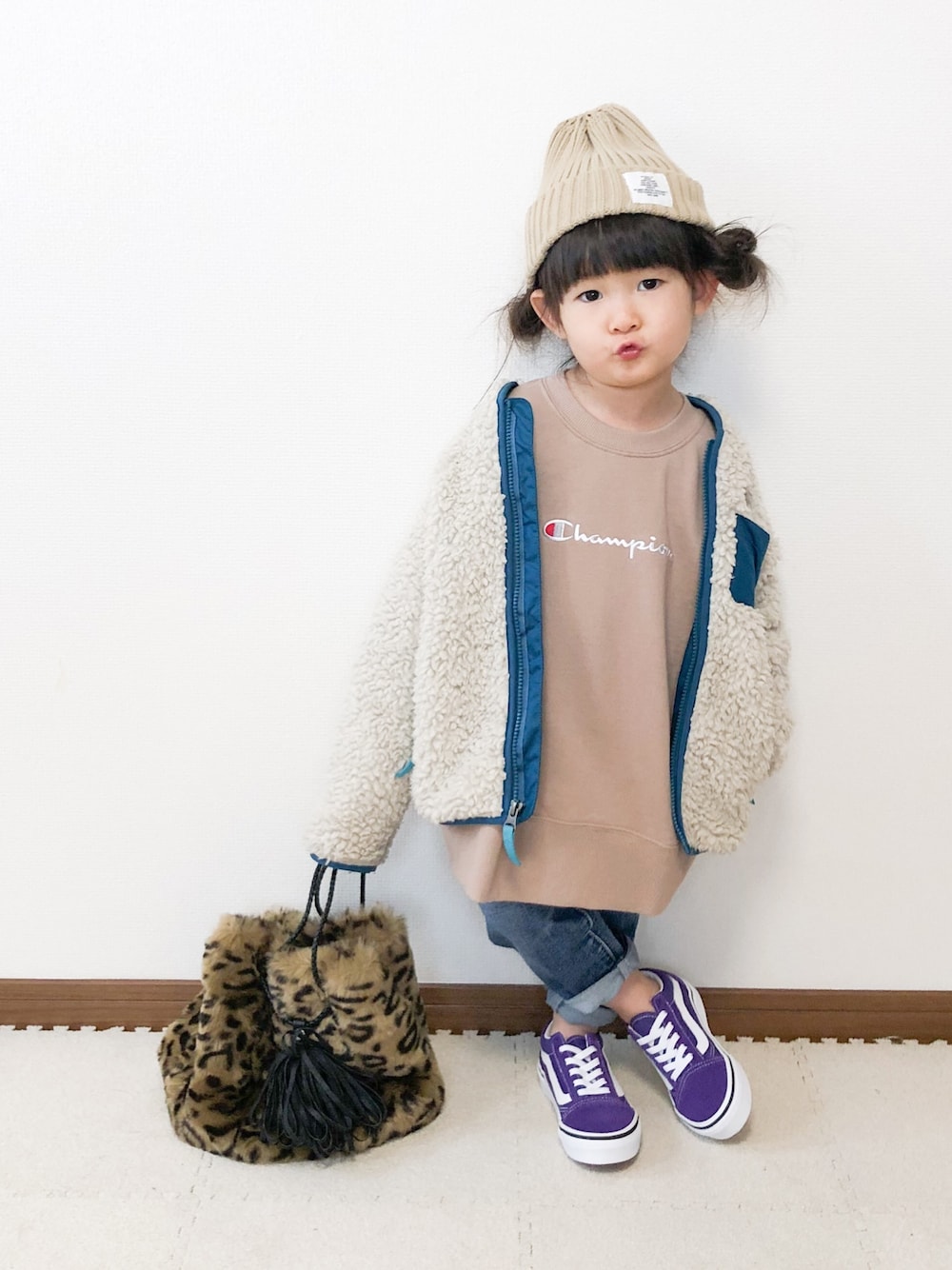 ベージュ系のブルゾン、パープル系のスニーカー、その他のショルダーバッグを着用したキッズの冬コーディネートの1枚目の写真