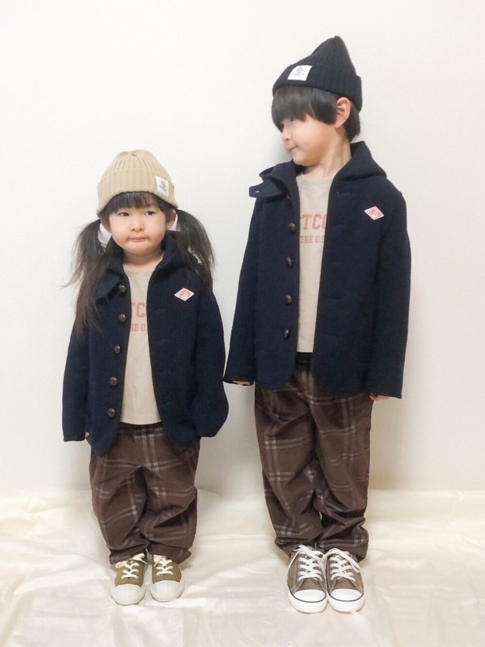 ブルー系のその他アウター、ブルー系のその他アウター、ベージュ系のTシャツ/カットソーを着用したキッズの冬コーディネートの1枚目の写真