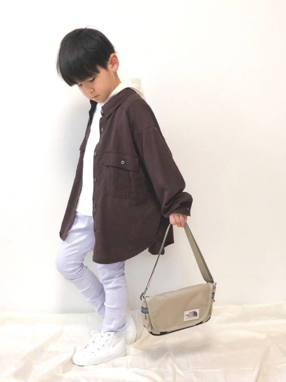 ブラウン系のシャツ/ブラウス、パープル系のその他パンツ、ホワイト系のスニーカーを着用したキッズの春コーディネートの1枚目の写真