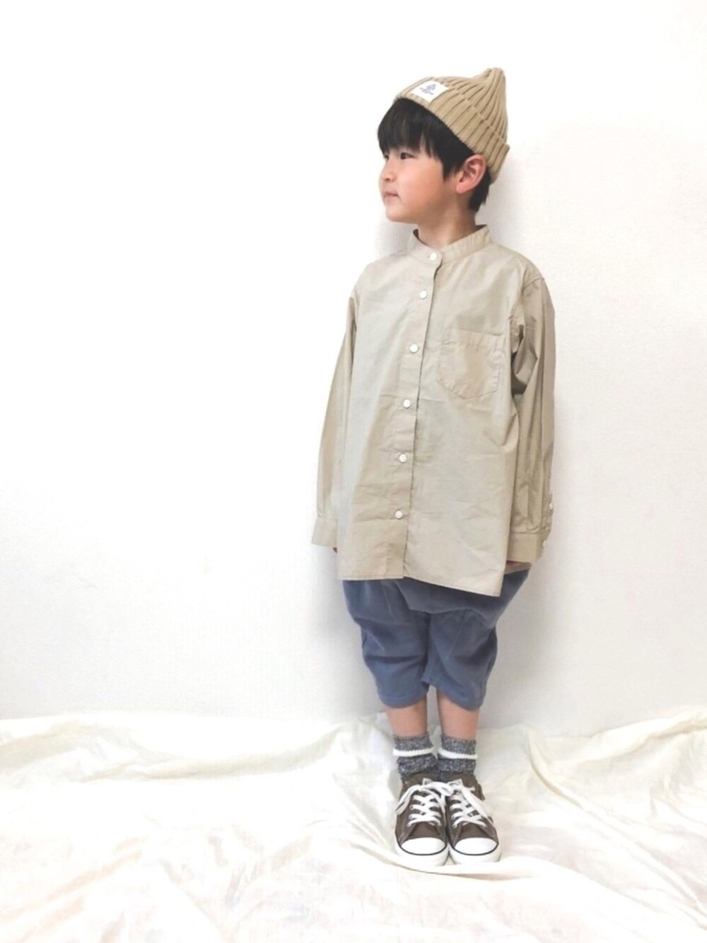 ベージュ系のシャツ/ブラウス、ブルー系のその他パンツ、ブラウン系のスニーカーを着用したキッズの春コーディネートの1枚目の写真