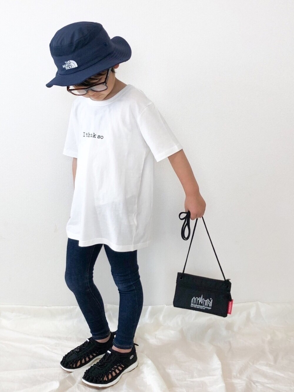 ホワイト系のTシャツ/カットソー、ブルー系のデニムパンツ、ブラック系のスニーカーを着用したキッズの夏コーディネートの1枚目の写真