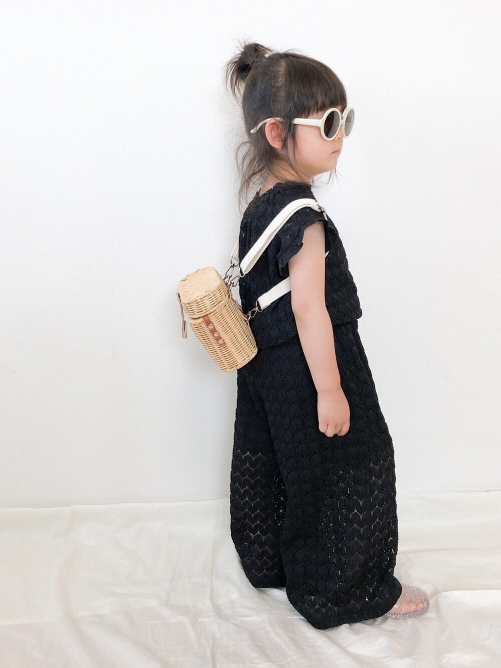 ブラック系のトップス、ブラック系のパンツ、シルバー系のサンダルを着用したキッズの夏コーディネートの1枚目の写真