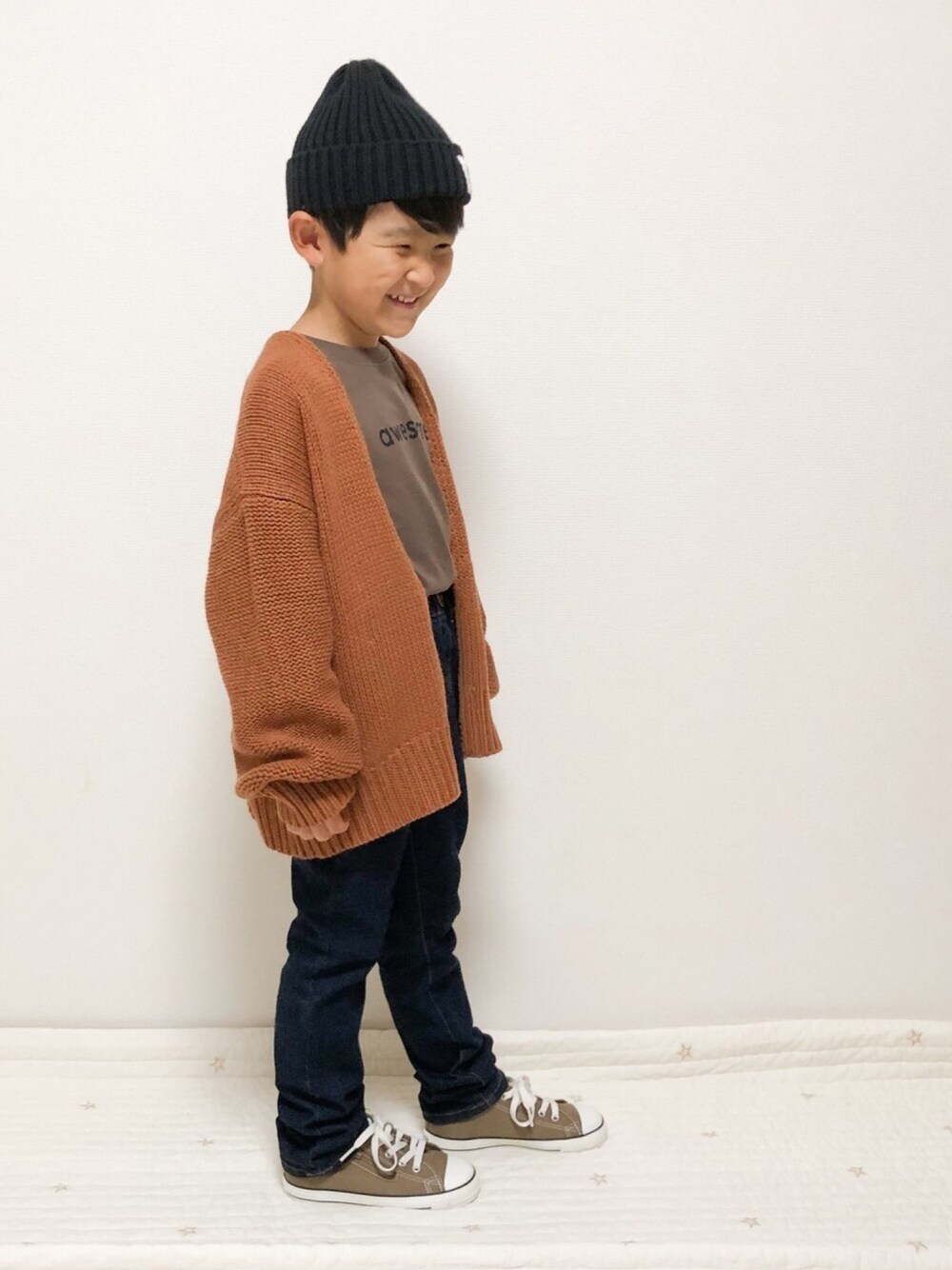 イエロー系のカーディガン/ボレロ、その他のTシャツ/カットソー、ブルー系のデニムパンツを着用したキッズの秋コーディネートの1枚目の写真