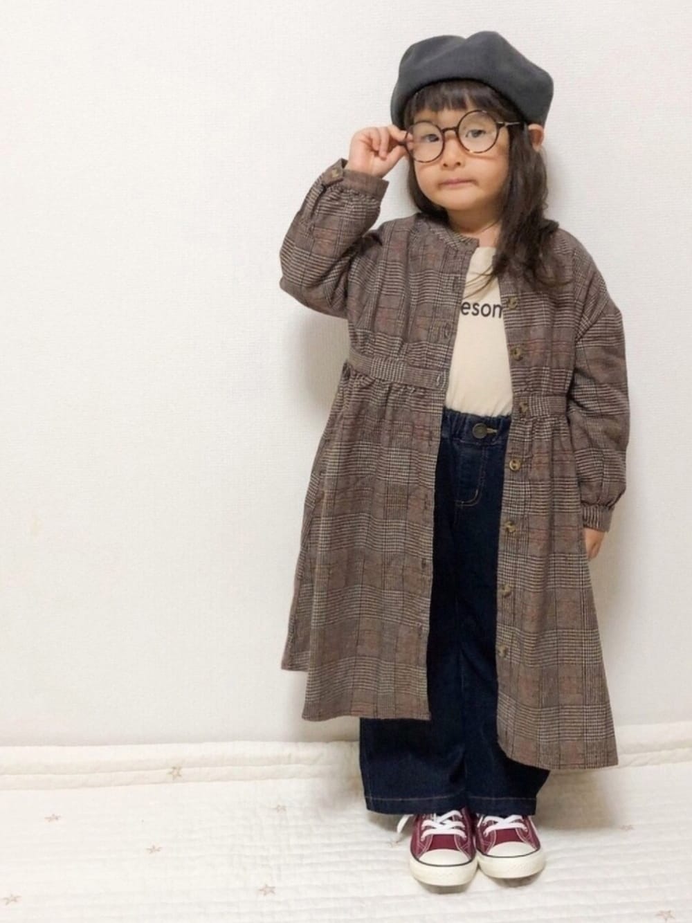 その他のTシャツ/カットソー、ブルー系のデニムパンツ、レッド系のスニーカーを着用したキッズの秋コーディネートの1枚目の写真