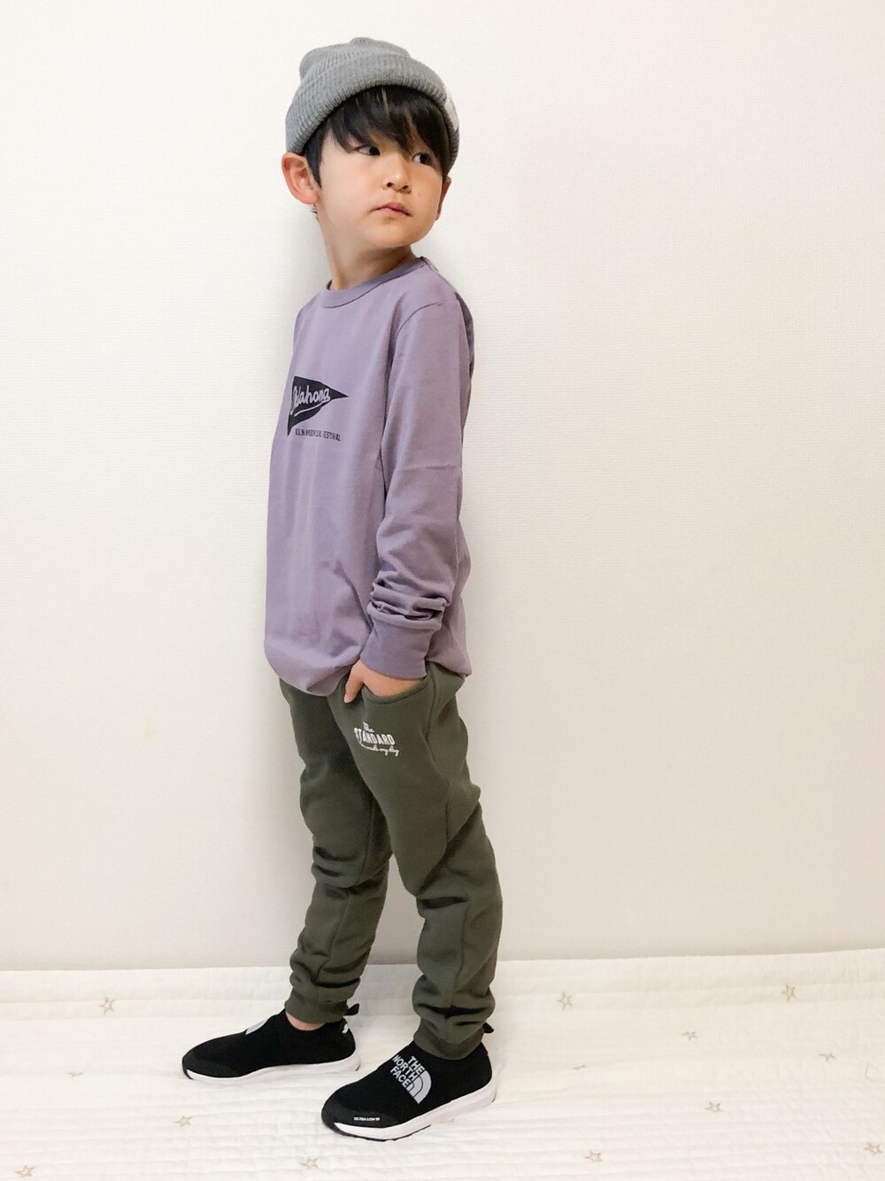 パープル系のTシャツ/カットソー、グリーン系のその他パンツ、ブラック系のスニーカーを着用したキッズの冬コーディネートの1枚目の写真