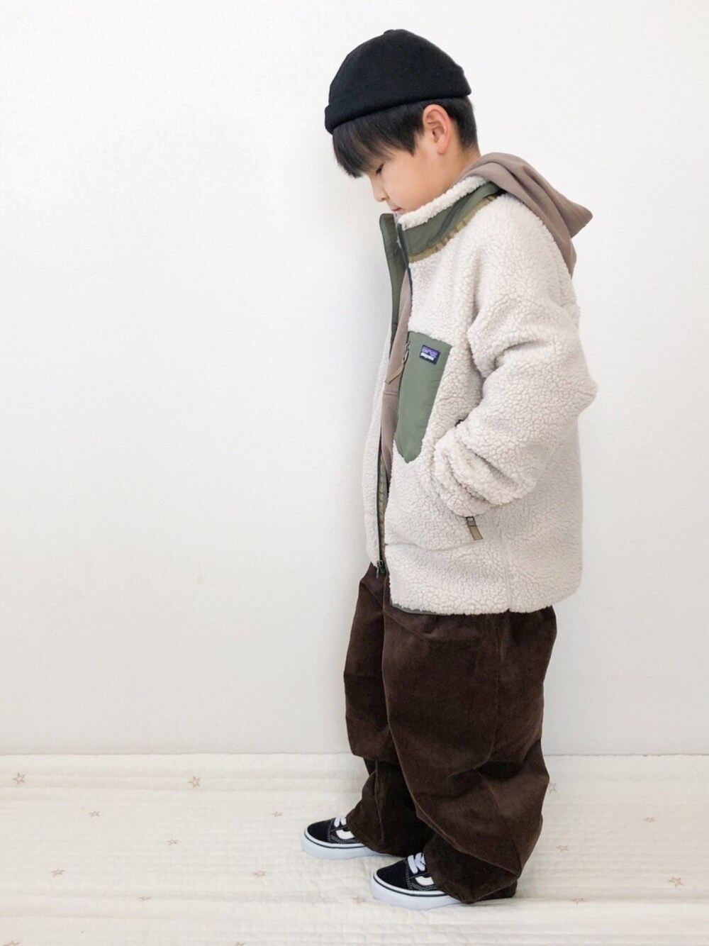 ベージュ系のブルゾン、ブラウン系のその他パンツ、ベージュ系のパーカーを着用したキッズの冬コーディネートの1枚目の写真