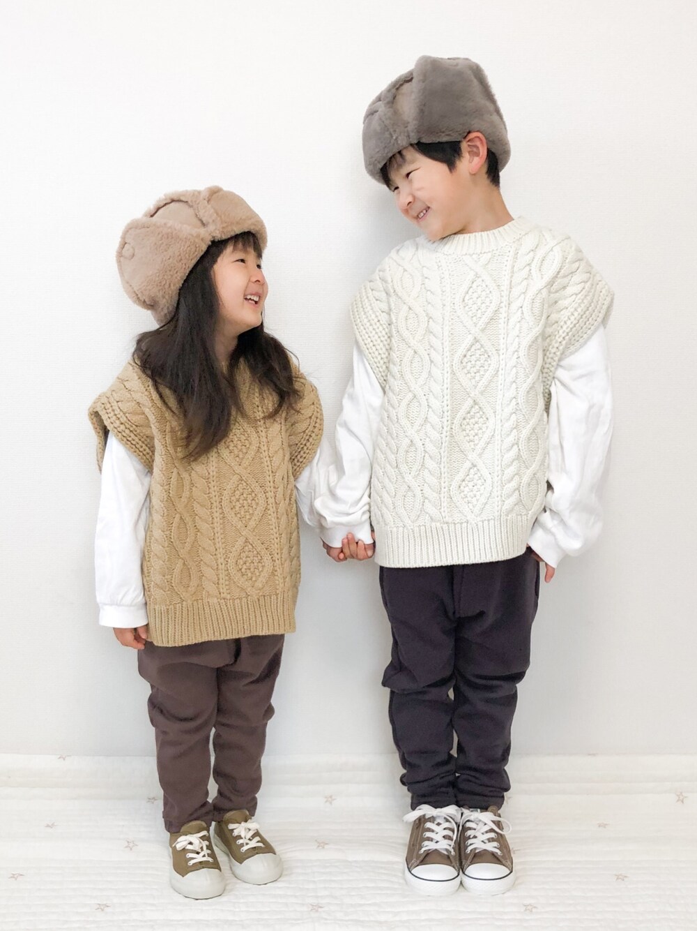 ホワイト系のTシャツ/カットソー、ホワイト系のニット/セーター、ベージュ系のニット/セーターを着用したキッズの春コーディネートの1枚目の写真