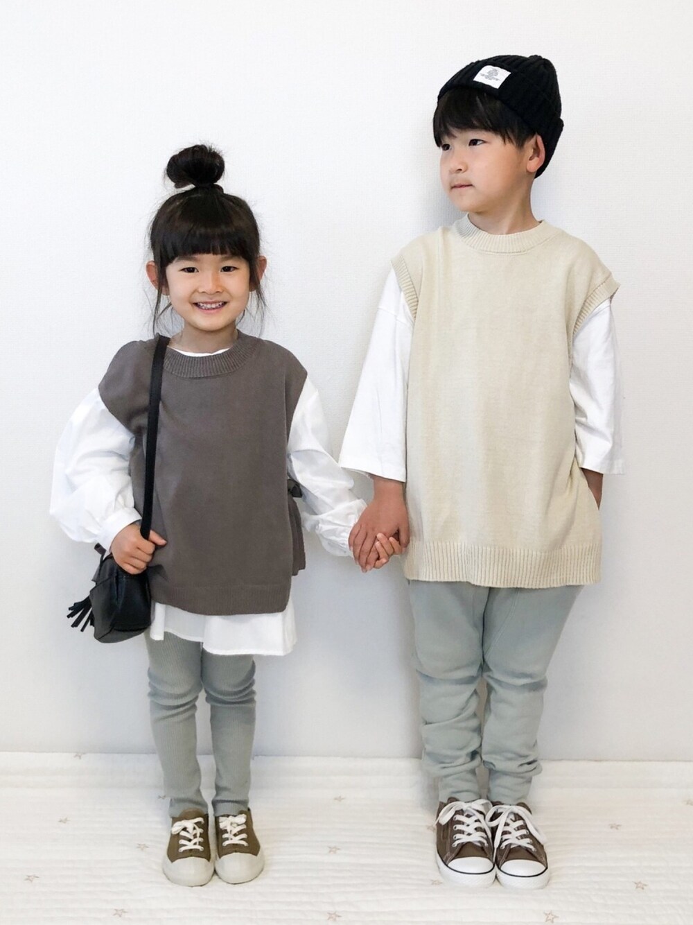 グレー系のニット/セーター、ベージュ系のニット/セーター、グリーン系のその他パンツを着用したキッズの春コーディネートの1枚目の写真