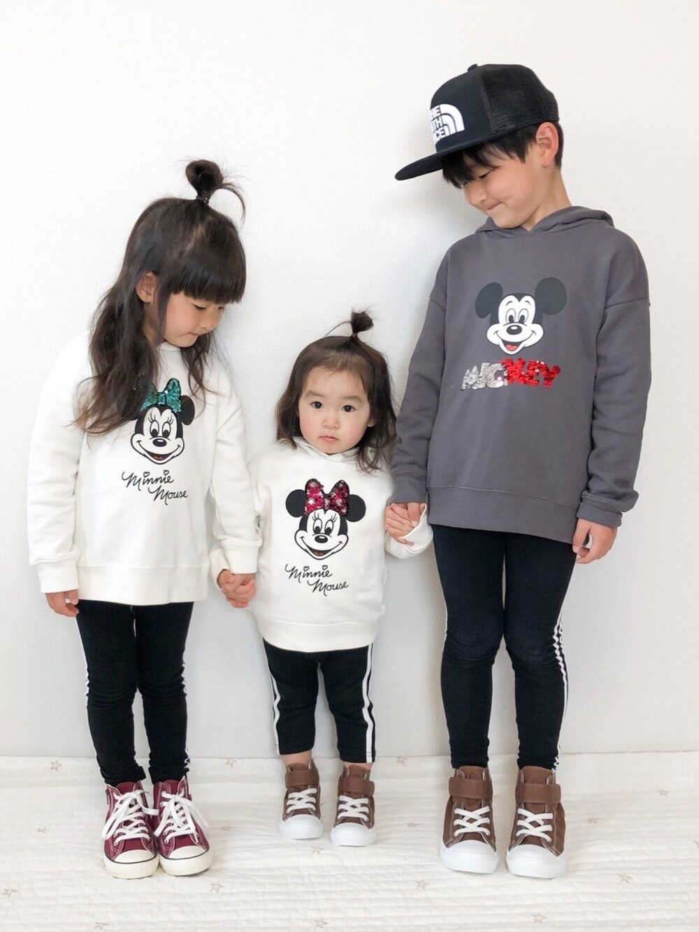 「これが私をアゲる服、リンクコーデ、兄妹コーデ、おそろいコーデ、姉妹コーデ、パーカー、ラインレギンス、スニーカー、ハイカットスニーカー、converse」｜「devirockのサイドライン入りレギンス スパッツ（レギンス/スパッツ、ブラック系）」を使った、Raaatoさん（キッズ・120cm）の春コーディネートの1枚目の写真