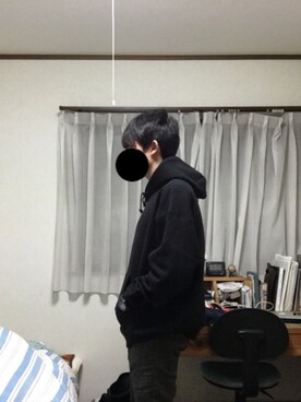 「プルオーバーパーカー」｜「アイテム（アナログ腕時計）」を使った、emoさん（メンズ・171cm）の冬コーディネート
