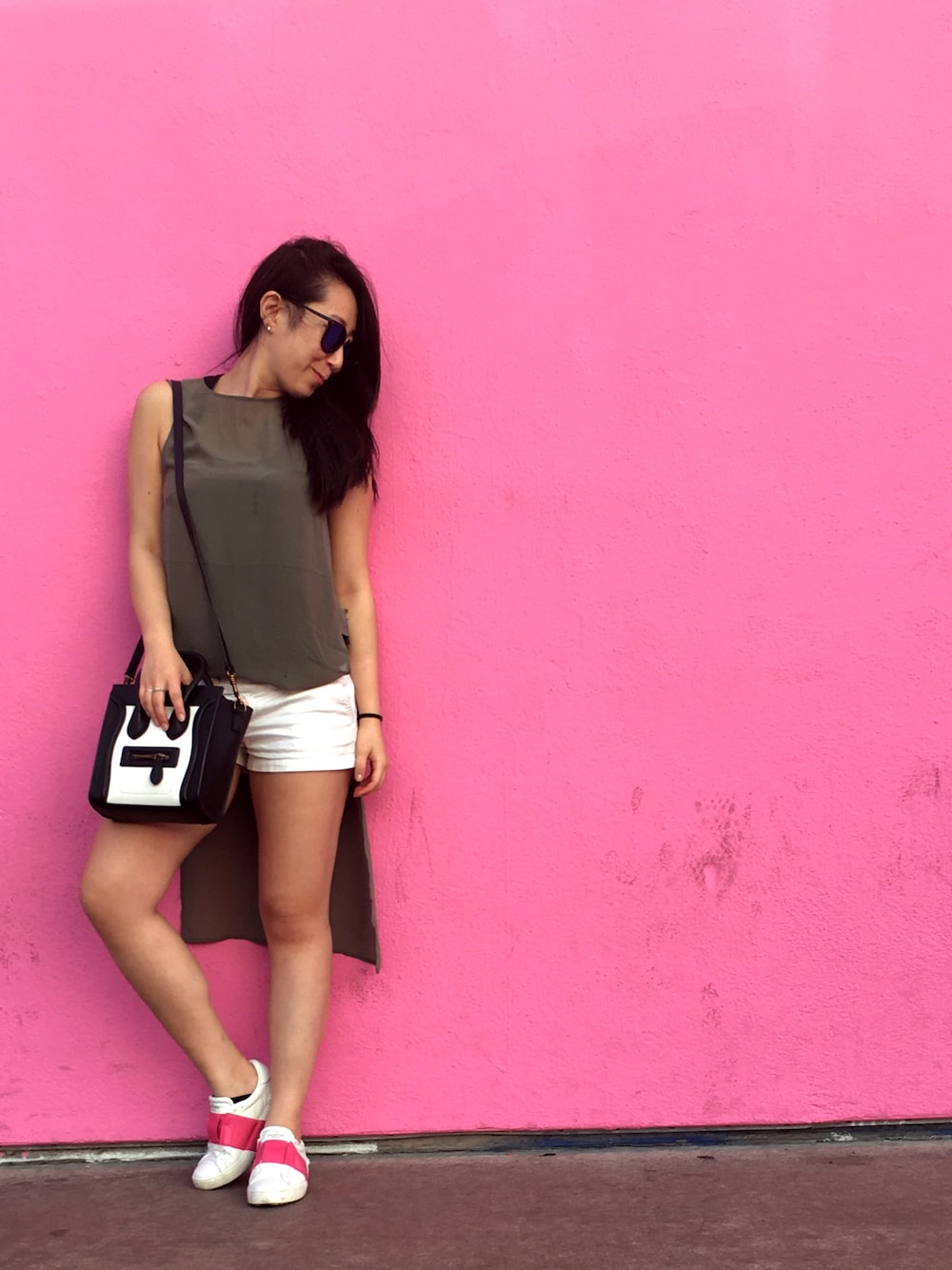 「summer、pinkwall、ootd、hot、highlow」｜「CELINEのアイテム（トートバッグ、ブラック系）」を使った、Suki さん（レディース・165cm）の冬コーディネートの1枚目の写真