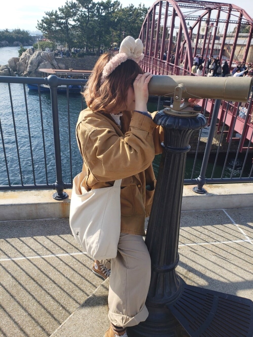 「ベージュコーデ、ディズニーシー」｜「CarharttのDetroit Jacket（その他アウター、ブラウン系）」を使った、Hikaru nakaoさん（レディース・155cm）の春コーディネートの1枚目の写真
