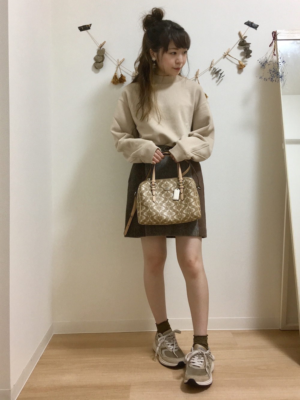 「カジュアルコーデ、ゆるコーデ、低身長、UNIQLO、スウェット、ベージュ、ミニスカート、オーバーサイズ、スニーカー」｜「UNIQLOのアイテム（スウェット、ベージュ系）」を使った、こあさん（レディース・148cm）の秋コーディネートの1枚目の写真