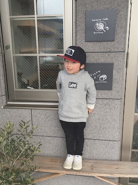 「Lee（リー）のLee×DOORS-natural-　LEE LOGO FOODIE（パーカー、グレー系）」を使った、HARUMAさん（キッズ）の春コーディネート