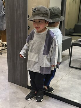「highking（ハイキング）のアイテム（Tシャツ/カットソー、グレー系）」を使った、HARUMAさん（キッズ）の春コーディネート