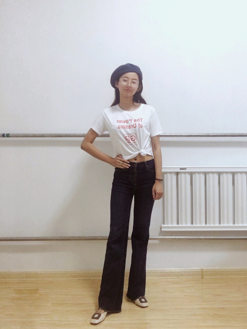 「大人カジュアル、シンプル、ゆるコーデ、古着MIX、ブラウス、カジュアルコーデ、ダメージデニムパンツ、チェック、牛仔裤、贝雷帽」｜「H&Mのアイテム（デニムパンツ、ブルー系）」を使った、躁动的灵魂Railyさん（レディース・171cm）の春コーディネートの1枚目の写真