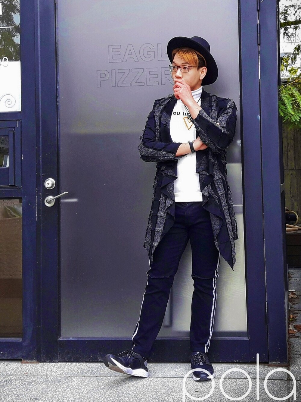 「不規則 長款 開衫條紋外套（ポンチョ、ブラック系）」を使った、波斯巴達さん（メンズ・174cm）の春コーディネートの1枚目の写真