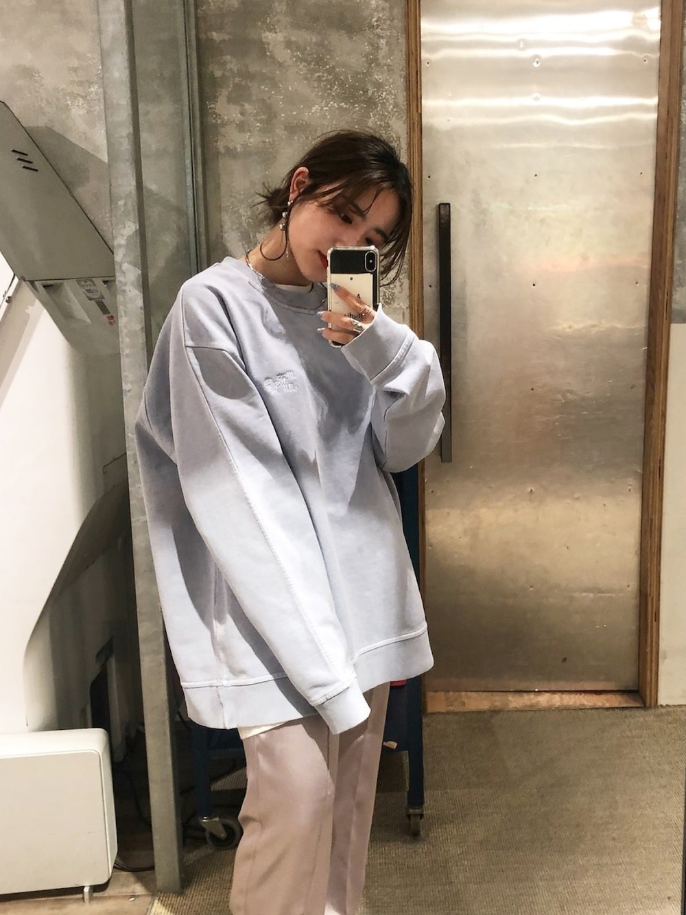 ブルー系のスウェット、グレー系のその他パンツを着用したレディースの春コーディネートの1枚目の写真