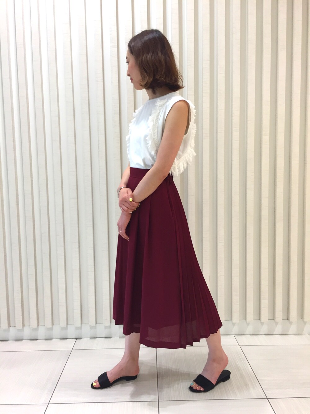 「ボルドー、大人カジュアル、プリーツスカート、ootd、シンプルコーデ、夏コーデ、ノースリーブ、outfit、オトナカジュアル、オトナ女子」｜「Banner Barrettのタッセルジャージートップス（Tシャツ/カットソー、ホワイト系）」を使った、とよぴさん（レディース・165cm）の夏コーディネートの1枚目の写真