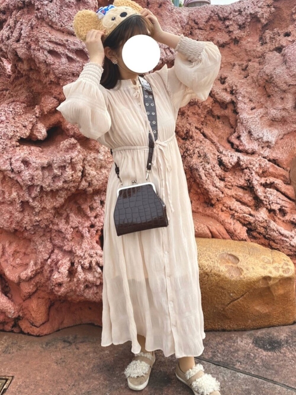 「カジュアルコーデ、ワンピース、ダッフィー、クロコ柄、春コーデ、ディズニー、シミラールック、ディズニーコーデ、スニーカー、もこもこ」｜「LOWRYS FARMのアイテム（シューズ、ベージュ系）」を使った、yさん（レディース・160cm）の冬コーディネートの1枚目の写真