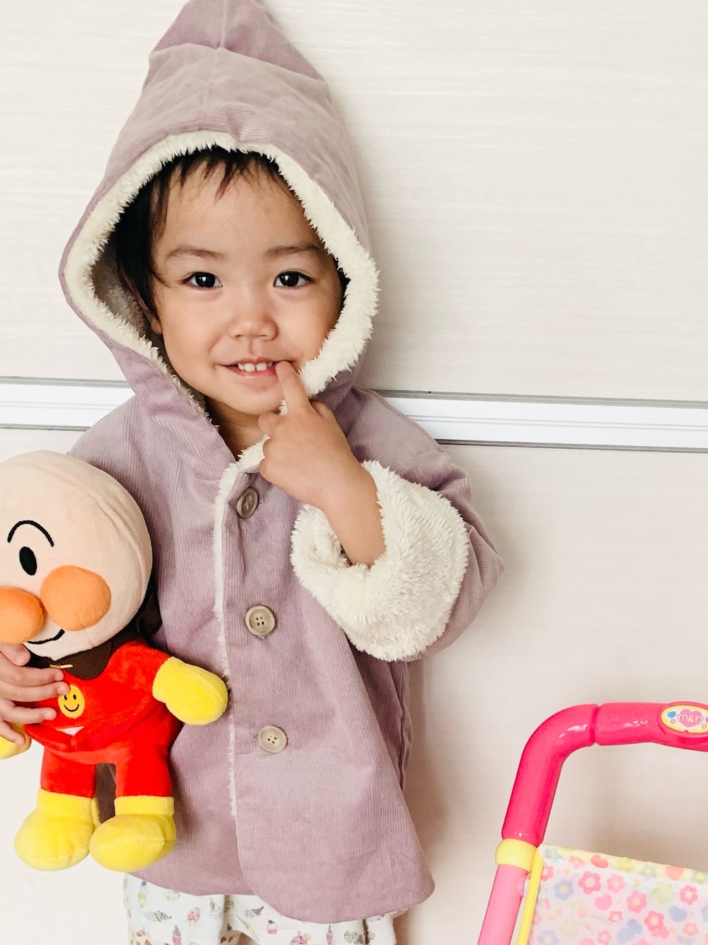 パープル系のブルゾンを着用したレディースの秋コーディネートの1枚目の写真