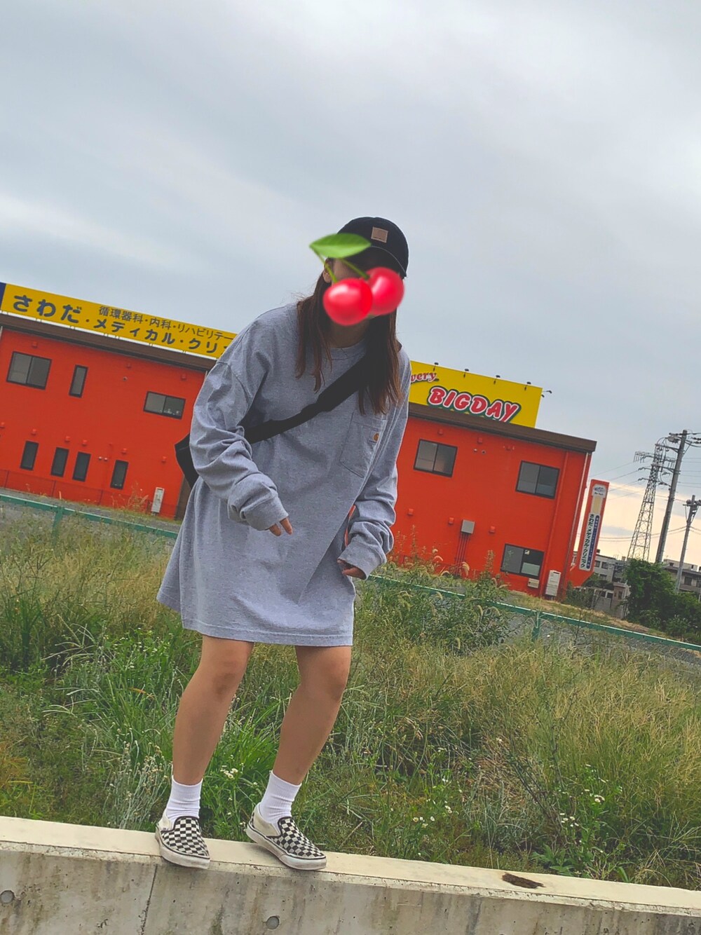 「カジュアルコーデ、carhartt、ロングTシャツ、グレー、おしゃれさんと繋がりたい、低身長コーデ、オーバーサイズ、古着、VANS、シンプル」｜「Carharttのアイテム（トップス、グレー系）」を使った、라이(22)さん（レディース・153cm）の秋コーディネートの1枚目の写真