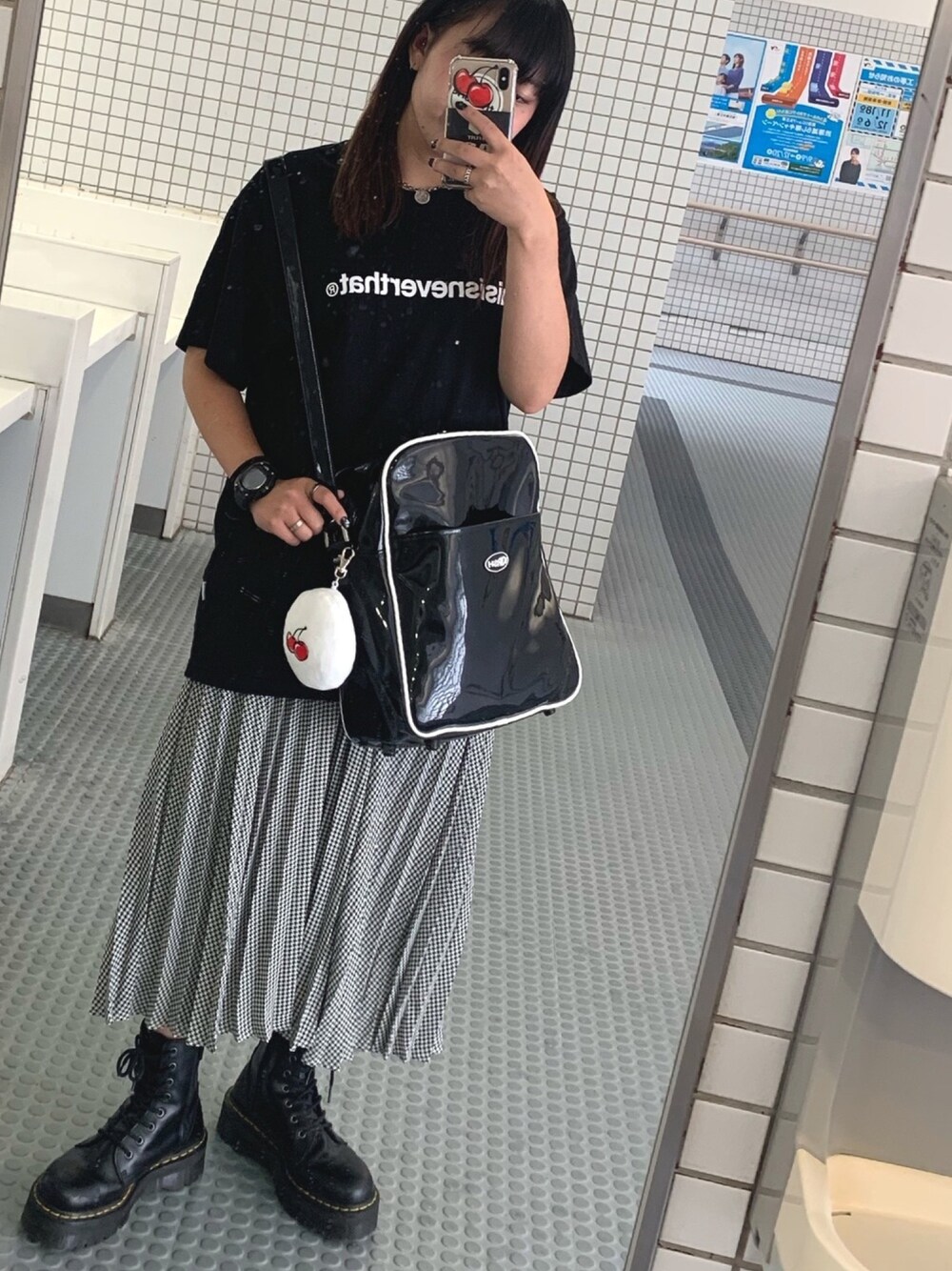 「シンプル、カジュアルコーデ、低身長コーデ、ラフ、Dr.Martens、GU、thisisneverthat、おしゃれさんと繋がりたい、ロングスカート、kirsh」｜「thisisneverthatのアイテム（Tシャツ/カットソー、ブラック系）」を使った、라이(22)さん（レディース・153cm）の秋コーディネートの1枚目の写真