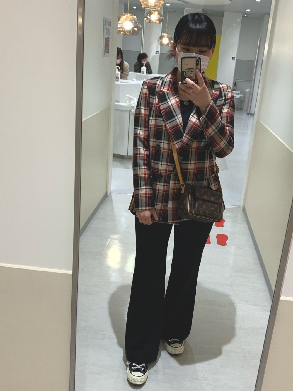 「カジュアルコーデ、おしゃれさんと繋がりたい、今日のコーデ、converse、いいね、save、フォローお願いします🤑、シンプルコーデ、H&M、スーツスタイル、ZARA」｜「H&Mのアイテム（ジャケット/アウター、ブラック系）」を使った、라이(22)さん（レディース・153cm）の春コーディネートの1枚目の写真