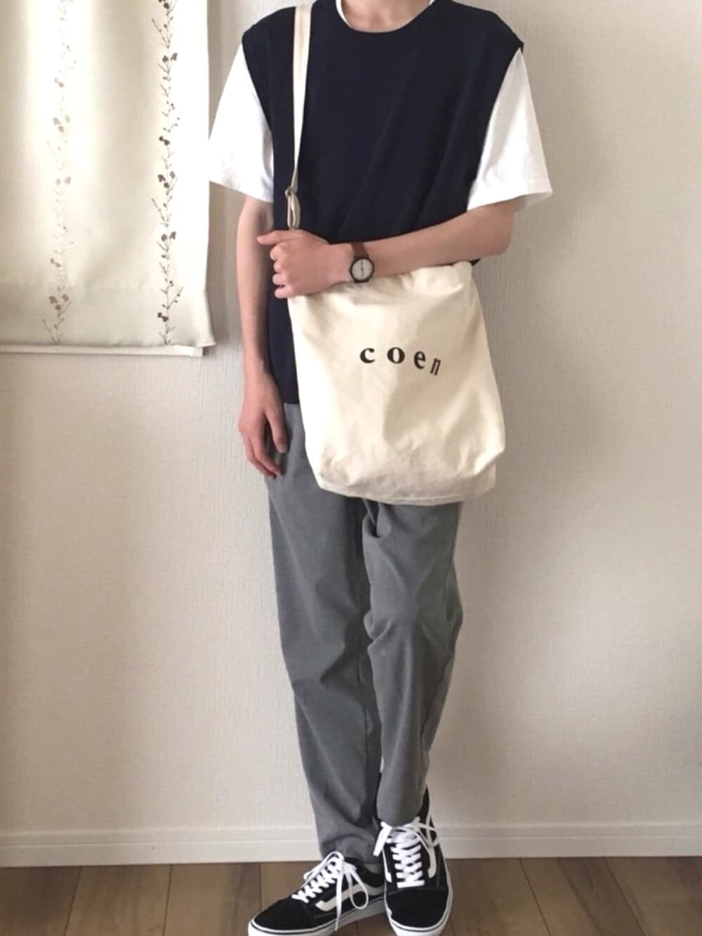 グレー系のベスト、ホワイト系のトートバッグ、グレー系のその他パンツを着用したメンズの夏コーディネートの1枚目の写真