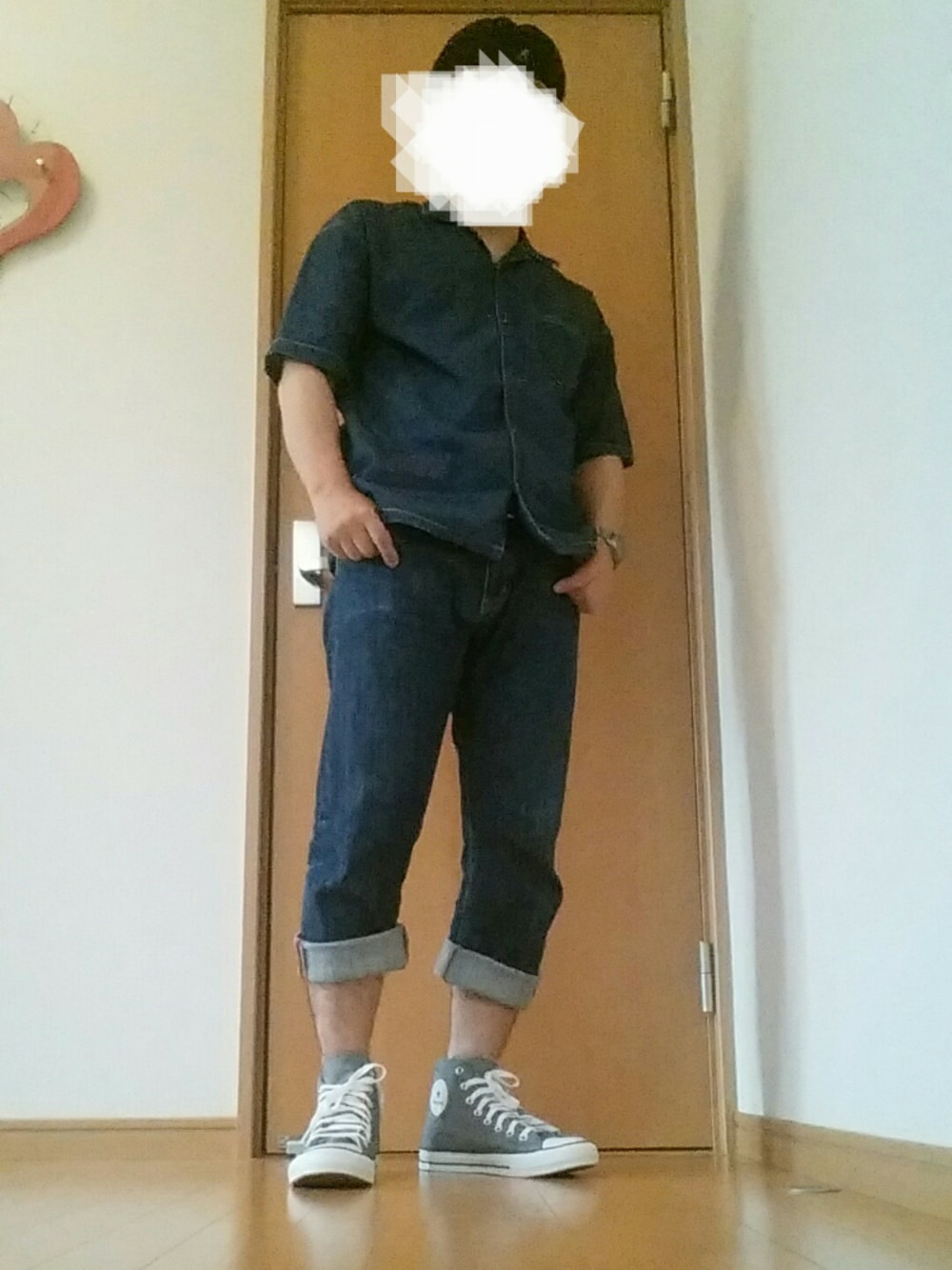 ブルー系のシャツ/ブラウス、ブルー系のデニムパンツ、グレー系のスニーカーを着用したメンズの春コーディネートの1枚目の写真