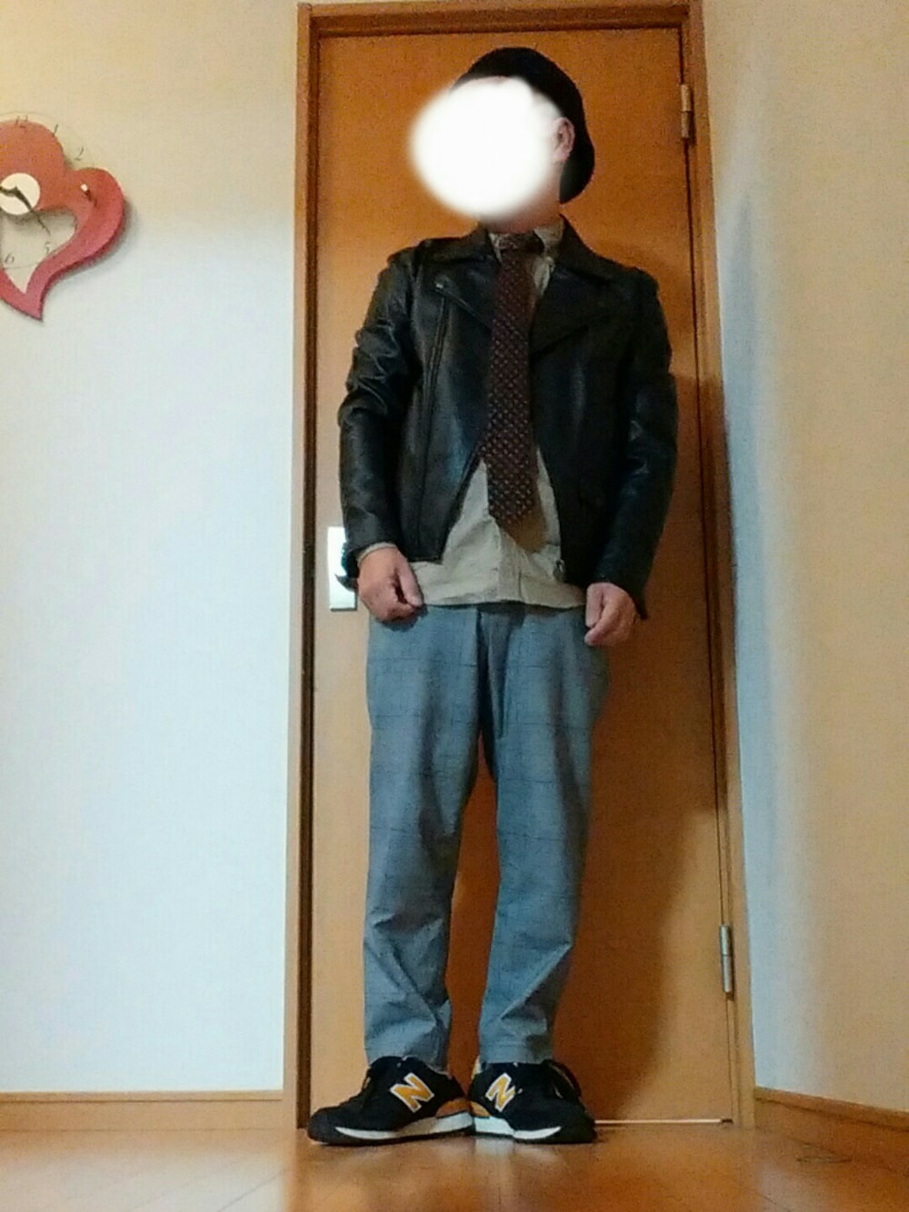 「ライダースコーデ、ネクタイ、おしゃれさんと繋がりたい、KANGOL」｜「KANGOLのKANGOL SMU Tropic Galaxy / カンゴール エスセムユー トロピック ギャラクシー ベレー帽 / オーバーライド（ハンチング/ベレー帽、ブラック系）」を使った、よっさんさん（メンズ・168cm）の秋コーディネートの1枚目の写真