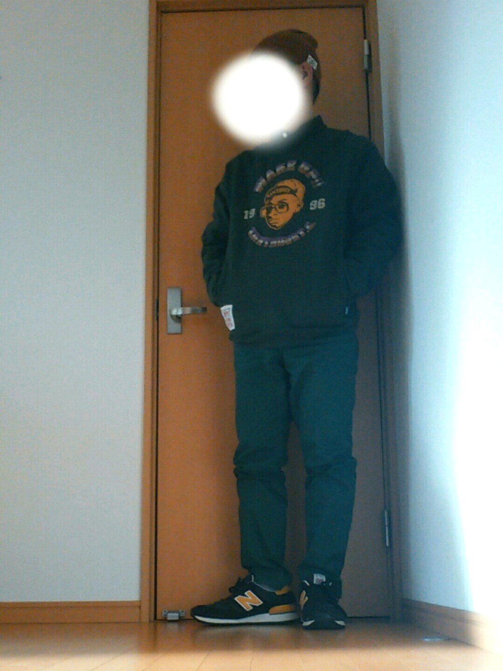 「おしゃれさんと繋がりたい、ストリートカジュアル、寒い、着込んでます」｜「しまむらのアイテム（ニットキャップ/ビーニー、レッド系）」を使った、よっさんさん（メンズ・168cm）の冬コーディネートの1枚目の写真