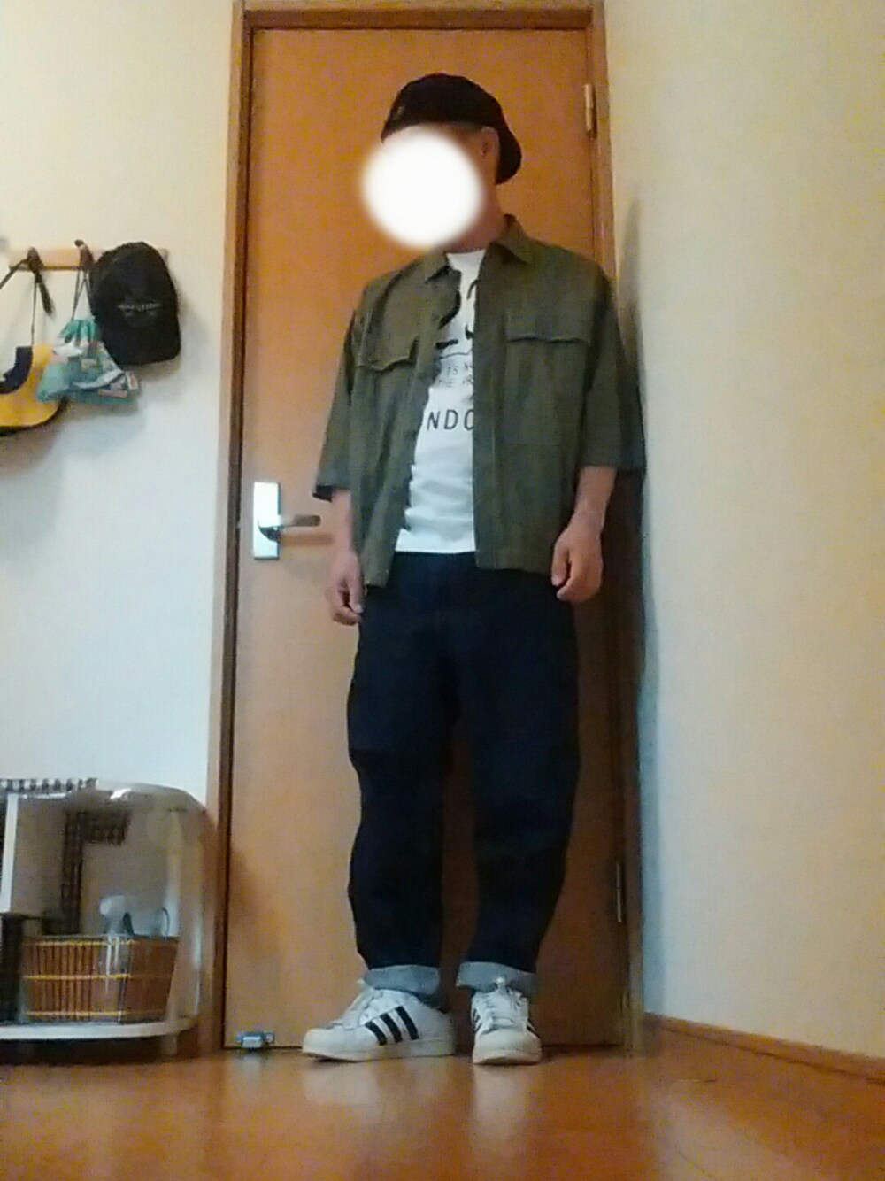 「ラフ、シャツジャケット、デニム、ニコアンド」｜「KANGOLの【KANGOL / カンゴール】刺繍ロゴハンチング / TROPIC GALAXY（ハンチング/ベレー帽、ブラック系）」を使った、よっさんさん（メンズ・168cm）の春コーディネートの1枚目の写真