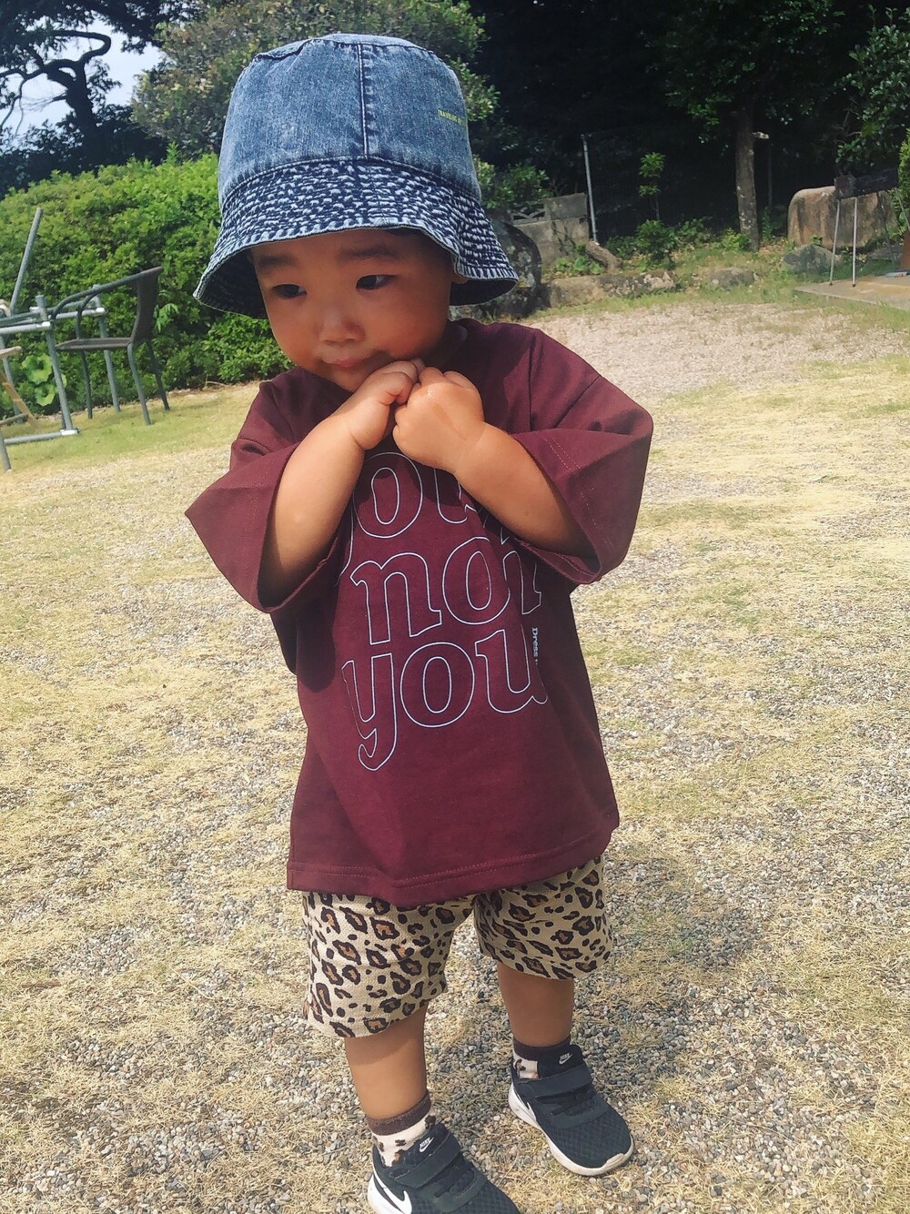 ブラウン系のTシャツ/カットソー、その他のその他パンツ、ブラック系のスニーカーを着用したキッズの秋コーディネートの1枚目の写真