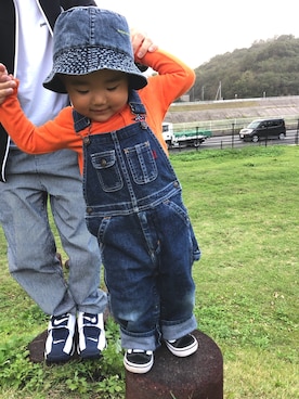 「EDWIN（エドウィン）のアイテム（オールインワン・サロペット）」を使った、ひなりのゆわさん（キッズ・100cm）の秋コーディネート