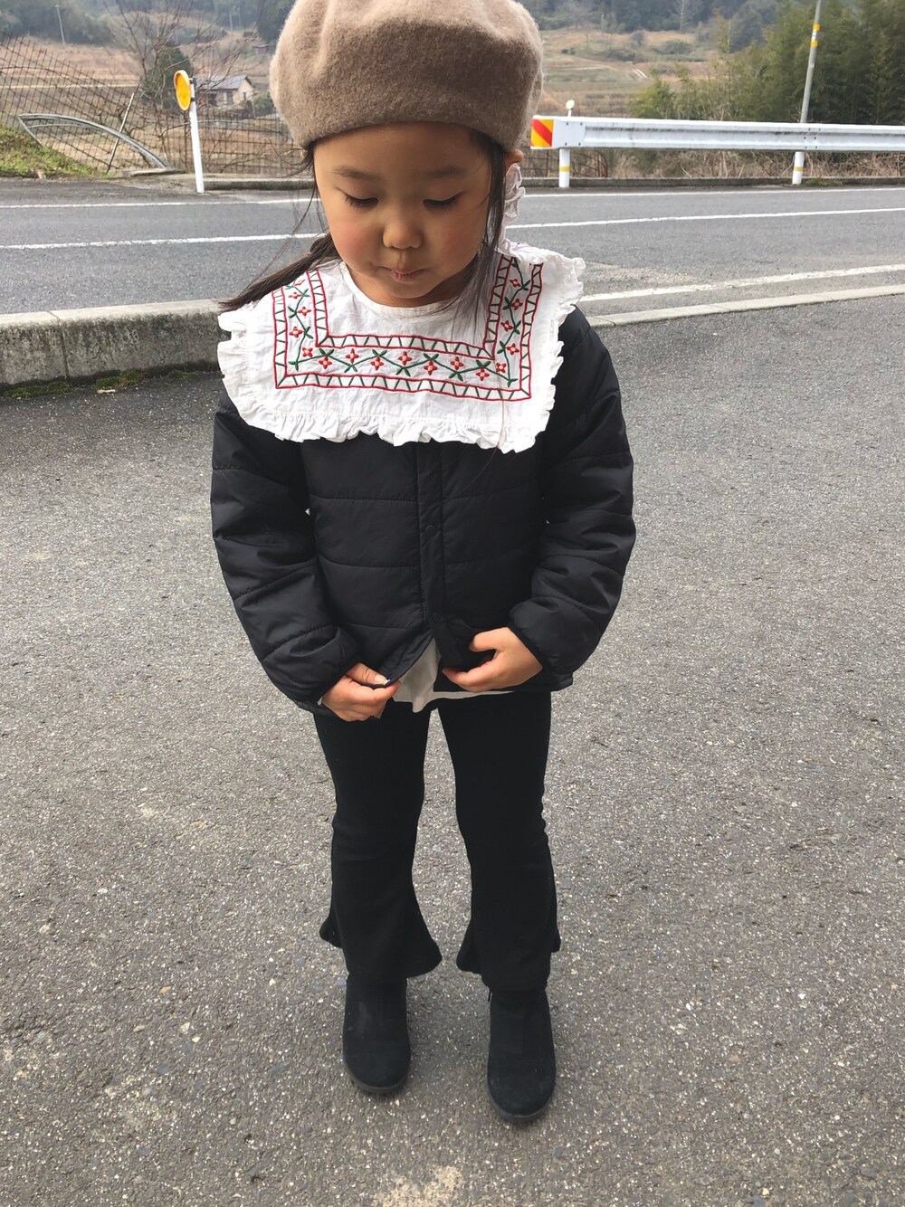 「キッズファッション、休日コーデ、お洒落さんとつながりたい、春コーデ、韓国子供服、女の子コーデ、フレアパンツ、刺繍ブラウス、ベレー帽」｜「apres les coursのベーシックベレー帽（ハンチング/ベレー帽、ベージュ系）」を使った、ひなりのゆわさん（キッズ・100cm）の冬コーディネートの1枚目の写真