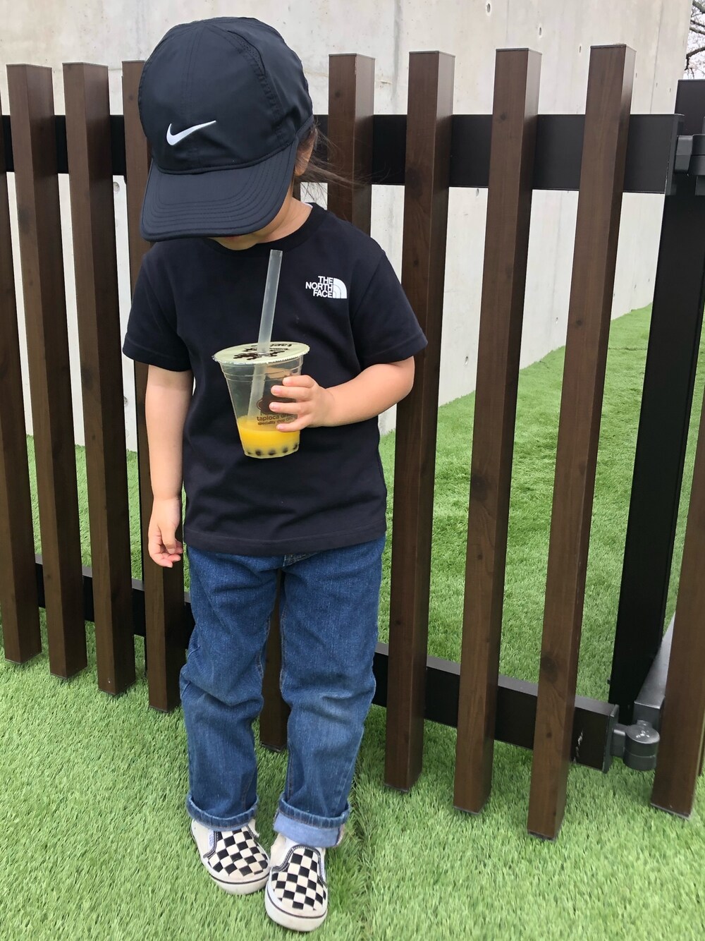 「休日スタイル、シンプルコーデ、デニムパンツ、VANS、おしゃれさんと繋がりたい、オトナカジュアル、パンツスタイル、devirock、おんなのこ、Tシャツ×デニム」｜「NIKEの739376010/ﾌｪｻﾞｰﾗｲﾄ ｷｬｯﾌﾟ（キャップ、ブラック系）」を使った、ひなりのゆわさん（キッズ・100cm）の春コーディネートの1枚目の写真