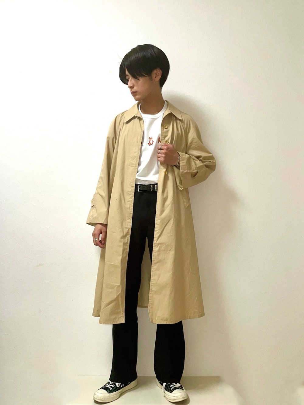 「春コーデ、おしゃれさんと繋がりたい、きれいめカジュアル、古着、大人カジュアル、スニーカーコーデ、シンプルコーデ、タックイン、Tシャツ、春」｜「古着のアイテム（ステンカラーコート、ベージュ系）」を使った、Mitsuさん（メンズ・168cm）の春コーディネートの1枚目の写真