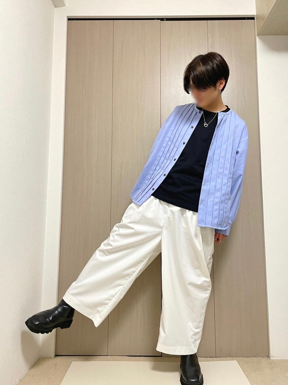 「春コーデ、休日スタイル、ワイドパンツ、HARE、ビックシルエット、カジュアルコーデ、おしゃれさんと繋がりたい、ホワイト、きれいめカジュアル、低身長」｜「HAREのTRフロントプリーツシャツ(HARE)（シャツ/ブラウス、ブルー系）」を使った、Mitsuさん（メンズ・168cm）の春コーディネートの1枚目の写真