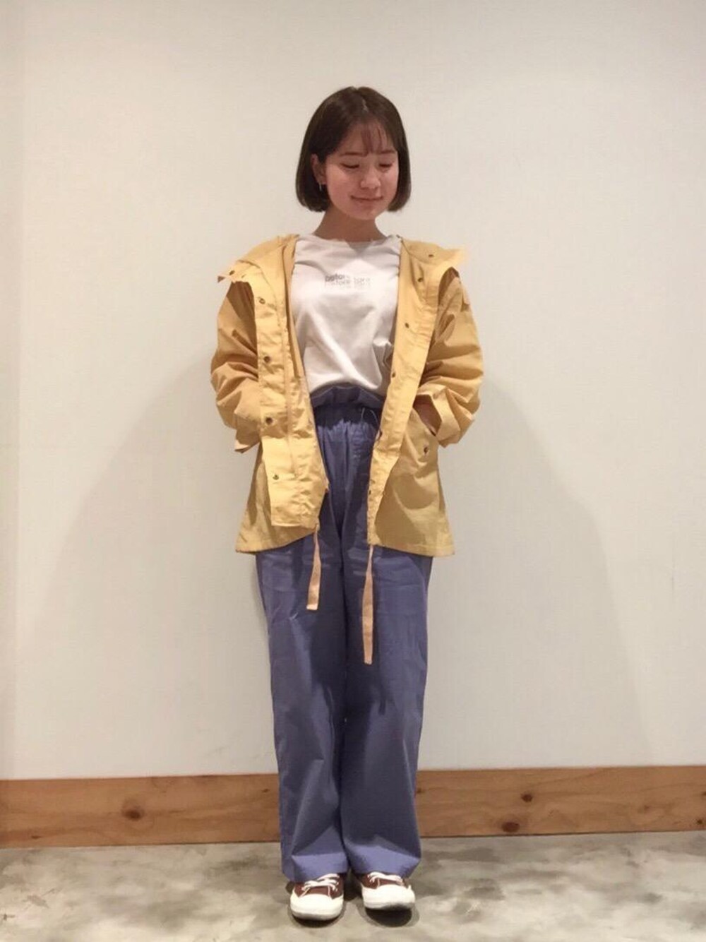 「スニーカーコーデ、ワイドパンツ、春アウター、淡色コーデ、機能性素材、春こーで、春の羽織スタイル、デイリーコーデ＋α、ヨクバリネン」｜「coenのSIERRATEX（シエラテックス）撥水機能付きフィールドパーカーブルゾン#（マウンテンパーカー、オレンジ系）」を使った、coen KARENさん（レディース・157cm）の春コーディネートの1枚目の写真