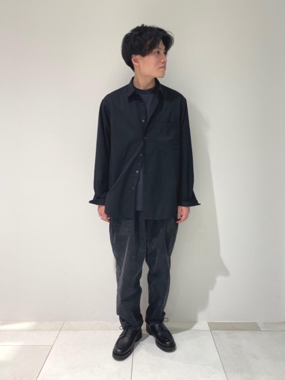 ブラック系のシャツ/ブラウス、グリーン系のその他パンツ、グレー系のTシャツ/カットソーを着用したメンズの秋コーディネートの1枚目の写真