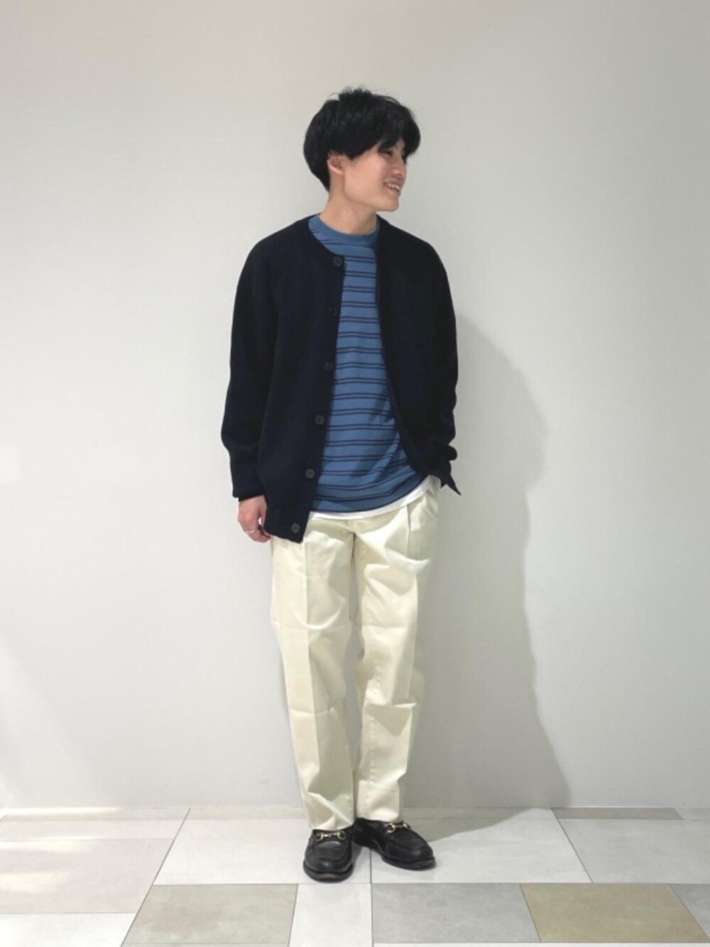 ブルー系のTシャツ/カットソー、ホワイト系のその他パンツ、ブラック系のカーディガン/ボレロを着用したメンズの秋コーディネートの1枚目の写真