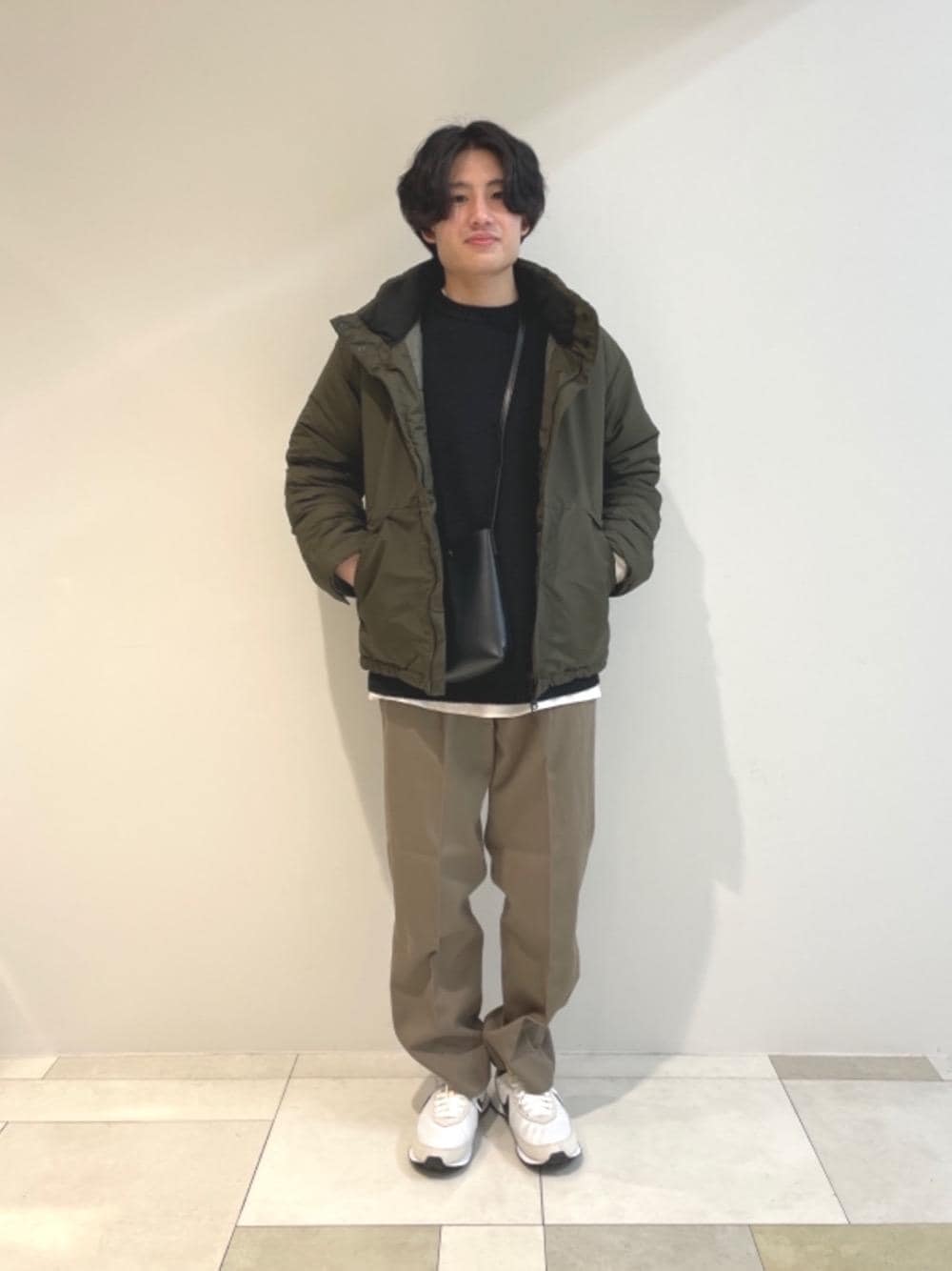 「スニーカー、トレンド、リラックス、シューズ、オリーブ、👟バッグ、ニット/セーター、ぱんつ、あうたー」｜「green label relaxingの＜ green label relaxing ＞ PVC ポーチ ショルダー バッグ（ショルダーバッグ、ブラック系）」を使った、irie_ｔさん（メンズ・165cm）の冬コーディネートの1枚目の写真