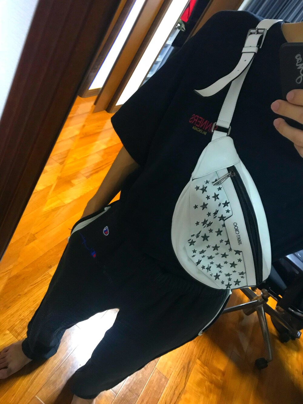 「家、ラフ」｜「JIMMY CHOOのアイテム（ボディバッグ/ウエストポーチ、ホワイト系）」を使った、Makiさん（メンズ・178cm）の秋コーディネートの1枚目の写真