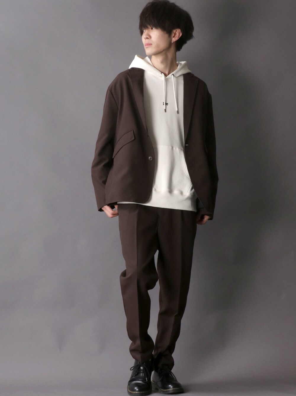 「セットアップ、パーカー、カジュアルコーデ、セットアップスタイル、ドクターマーチン、Dr.Martens、SITRY」｜「SITRYのポリトロ テーラード＆タックテーパードパンツ セットアップ【2021 SPRING】（セットアップ、ブラウン系）」を使った、狩野 博文さん（メンズ・178cm）の春コーディネートの1枚目の写真