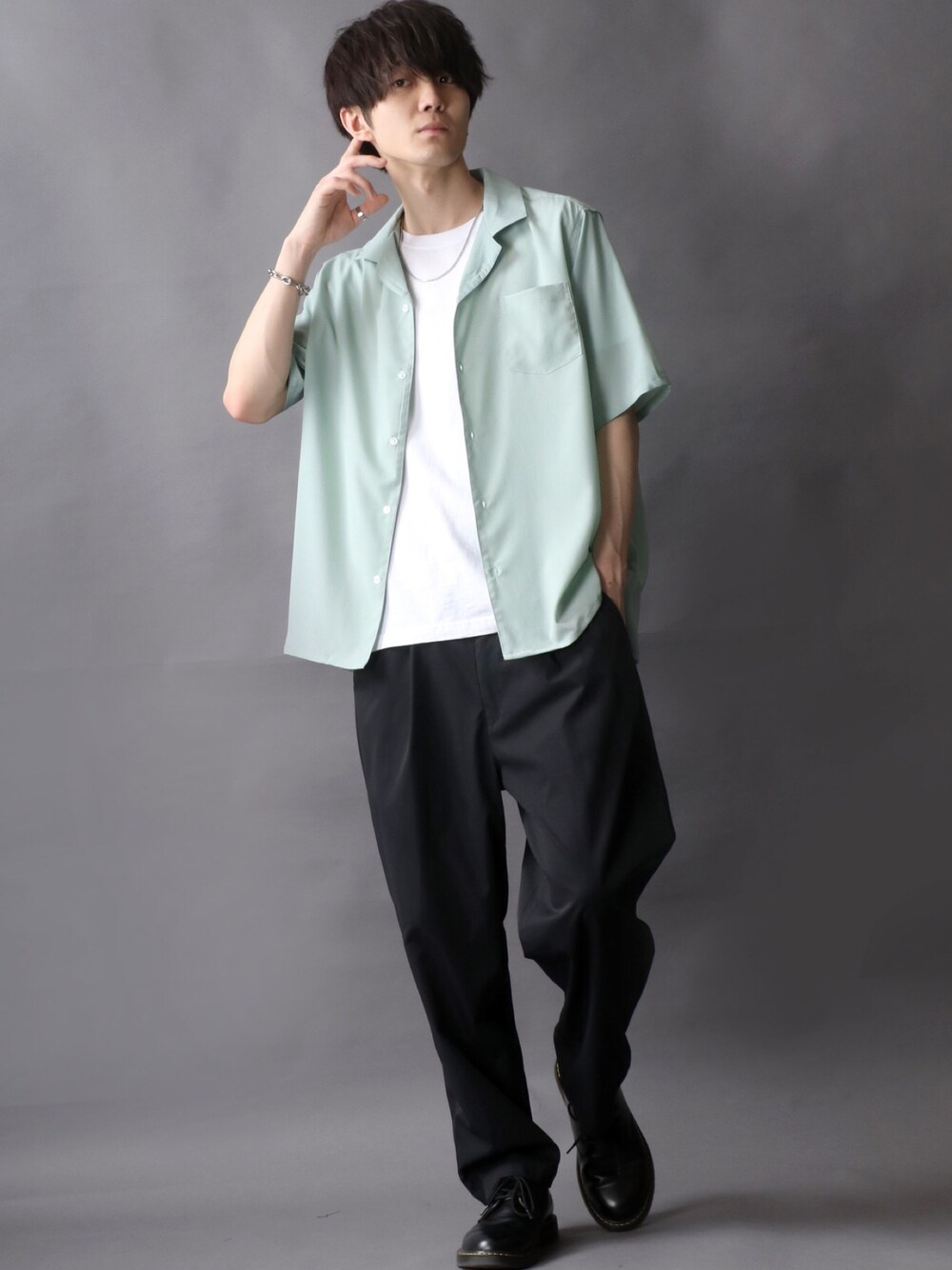グリーン系のシャツ/ブラウス、ホワイト系のTシャツ/カットソー、ブラック系のチノパンツを着用したメンズの春コーディネートの1枚目の写真